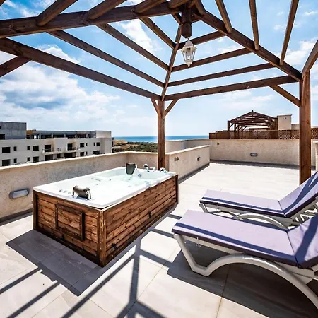 Blissfull Two Bedroom Penthouse With Spa Tub